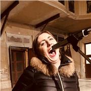 Laureata in canto rinascimentale e barocco, con esperienza concertistica e didattica, offre lezioni di canto, teoria musicale, solfeggio